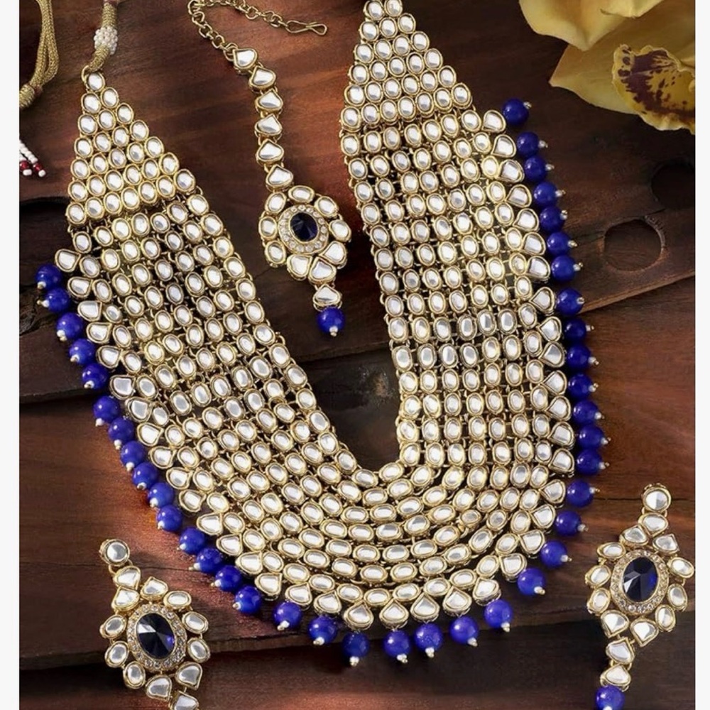 Elegant Blue and Gold Necklace Set kundan style
Comes with matching earring/teka